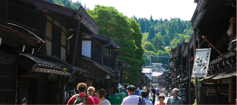 高山に到着。車を停めて「古い町並」の散策を楽しむ	