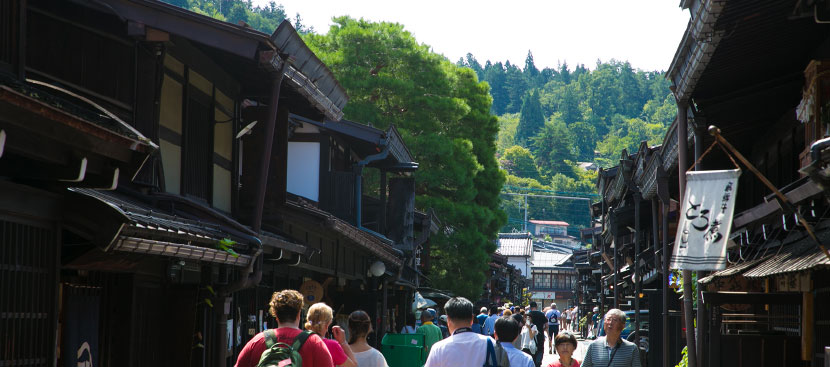 情緒ある建物が並ぶ「古い町並」の散策を楽しむ