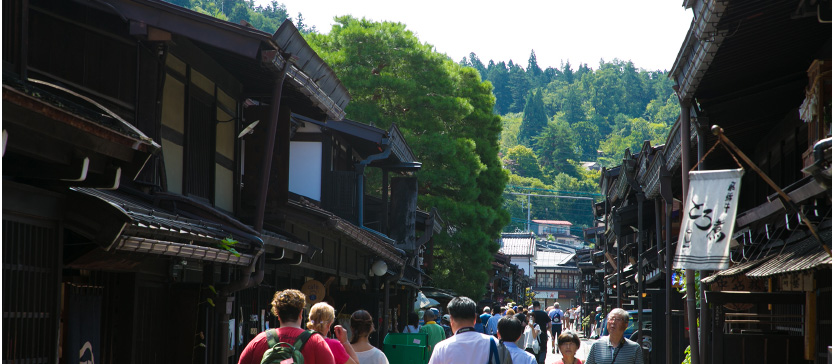 「古い町並」を散策し、昔ながらの風情を味わう