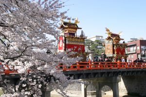 春の高山祭