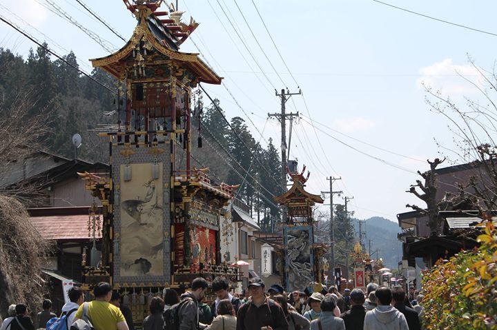 今年の桜は山王祭（春の高山祭）に間に合いませんでしたが、それでも今日は文字どおりの雲ひとつない晴天。