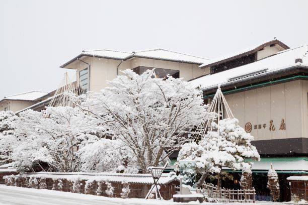 雨は夜更け過ぎに、雪へと変わりまして、