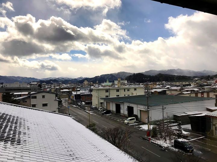 今年の冬は非常に雪の少ない高山です。